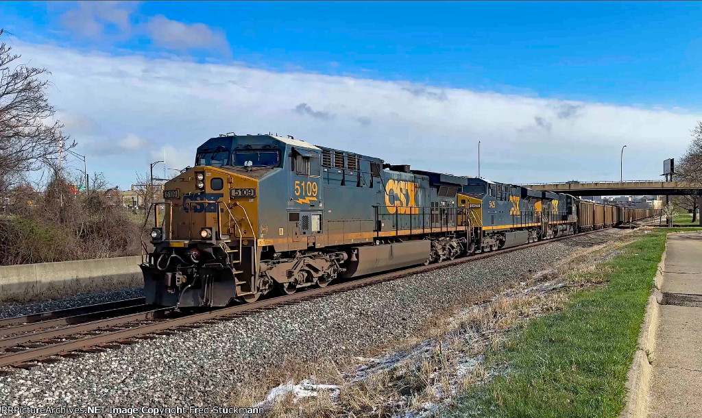 CSX 5109 leads C760.